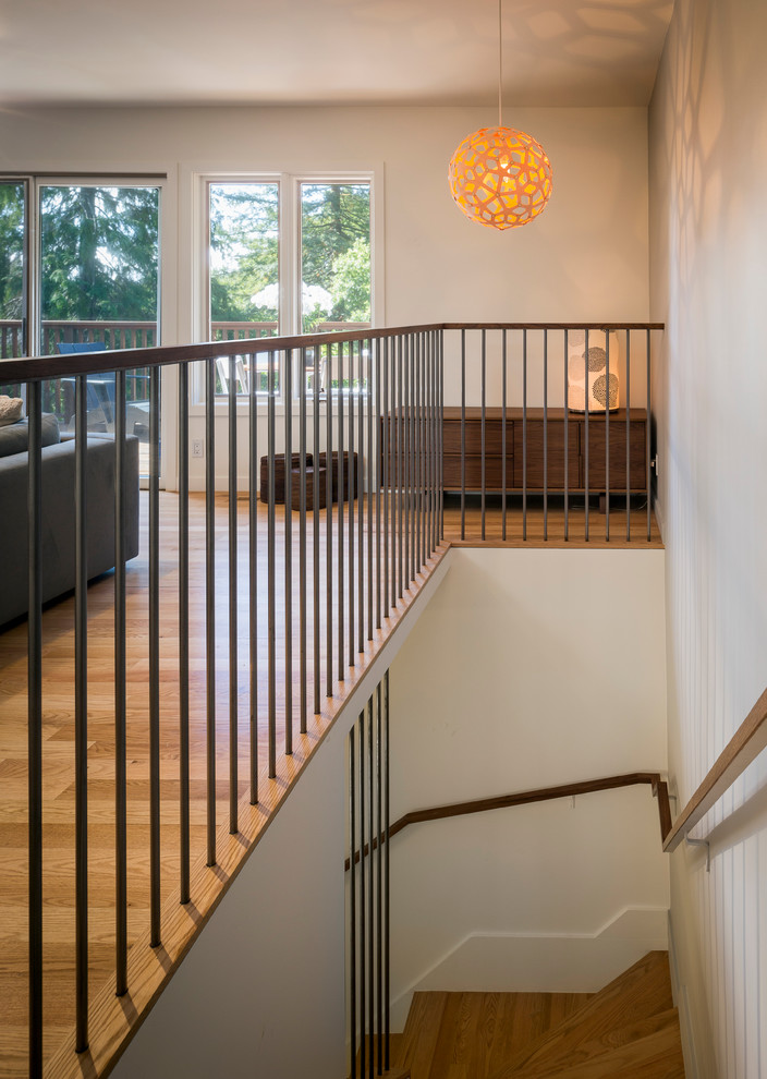 Aménagement d'un escalier rétro en L avec des marches en bois et des contremarches en bois.