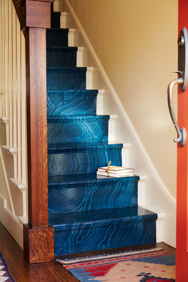 На фото: прямая лестница среднего размера в стиле фьюжн с крашенными деревянными ступенями, крашенными деревянными подступенками и деревянными перилами