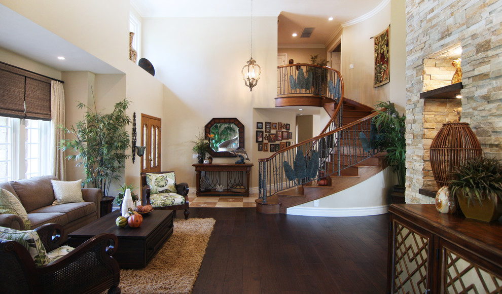Exemple d'un grand escalier courbe exotique avec des marches en bois, des contremarches en bois et un garde-corps en matériaux mixtes.