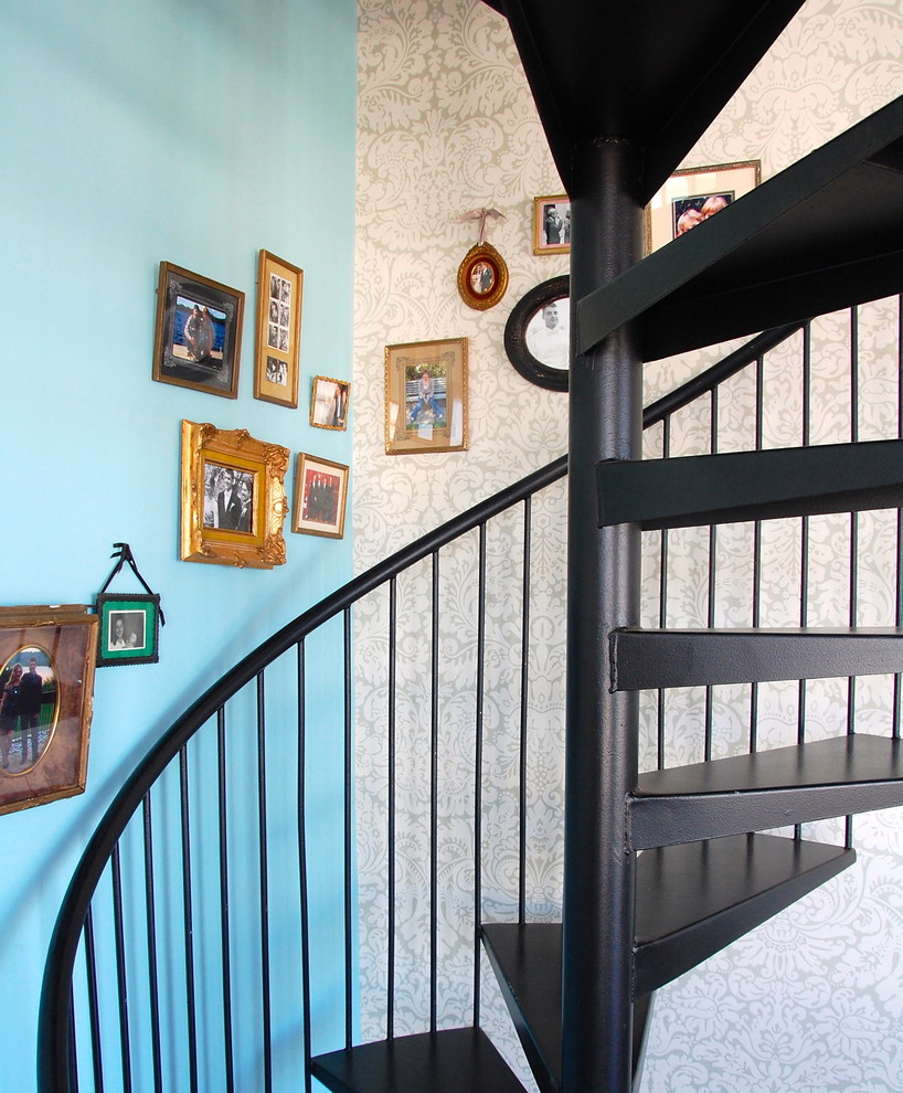 На фото: маленькая винтовая лестница в стиле лофт с металлическими ступенями без подступенок для на участке и в саду с