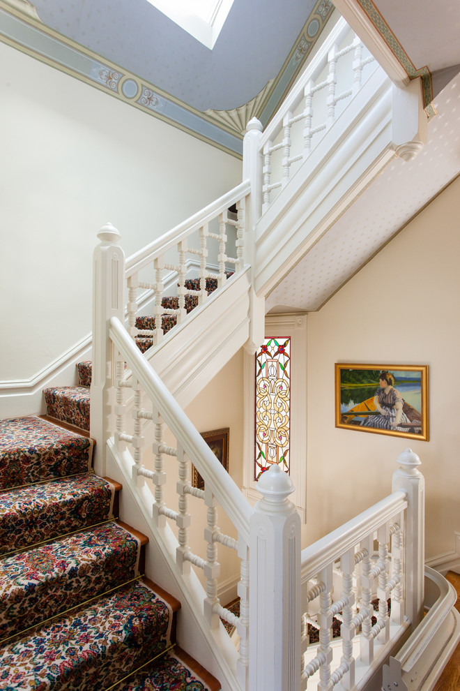 Cette image montre un escalier victorien en L avec des marches en moquette et des contremarches en moquette.