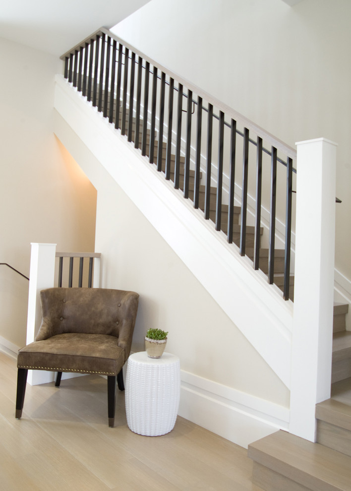 Idée de décoration pour un escalier tradition avec des marches en bois et des contremarches en bois.
