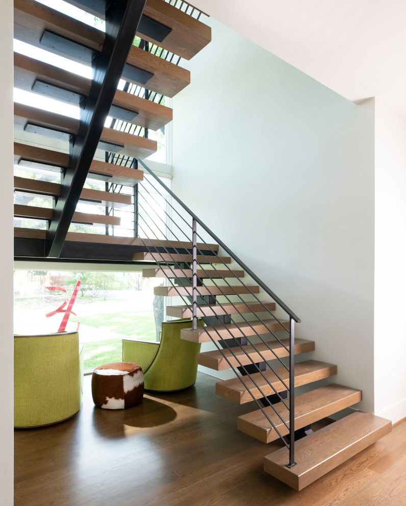 Источник вдохновения для домашнего уюта: п-образная лестница среднего размера в стиле неоклассика (современная классика) с деревянными ступенями и металлическими перилами без подступенок