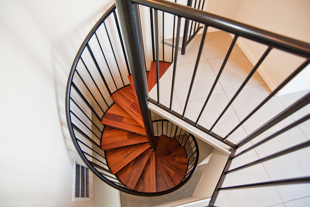 Cette photo montre un escalier hélicoïdal tendance de taille moyenne avec des marches en bois.