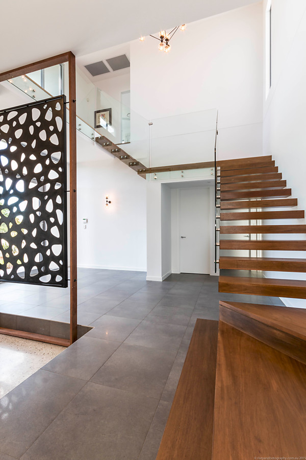 Schwebende, Mittelgroße Moderne Holztreppe mit offenen Setzstufen in Gold Coast - Tweed