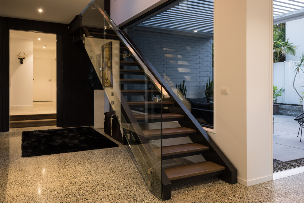 オークランドにある高級な中くらいなおしゃれな直階段 (ガラスの蹴込み板、ガラスフェンス) の写真