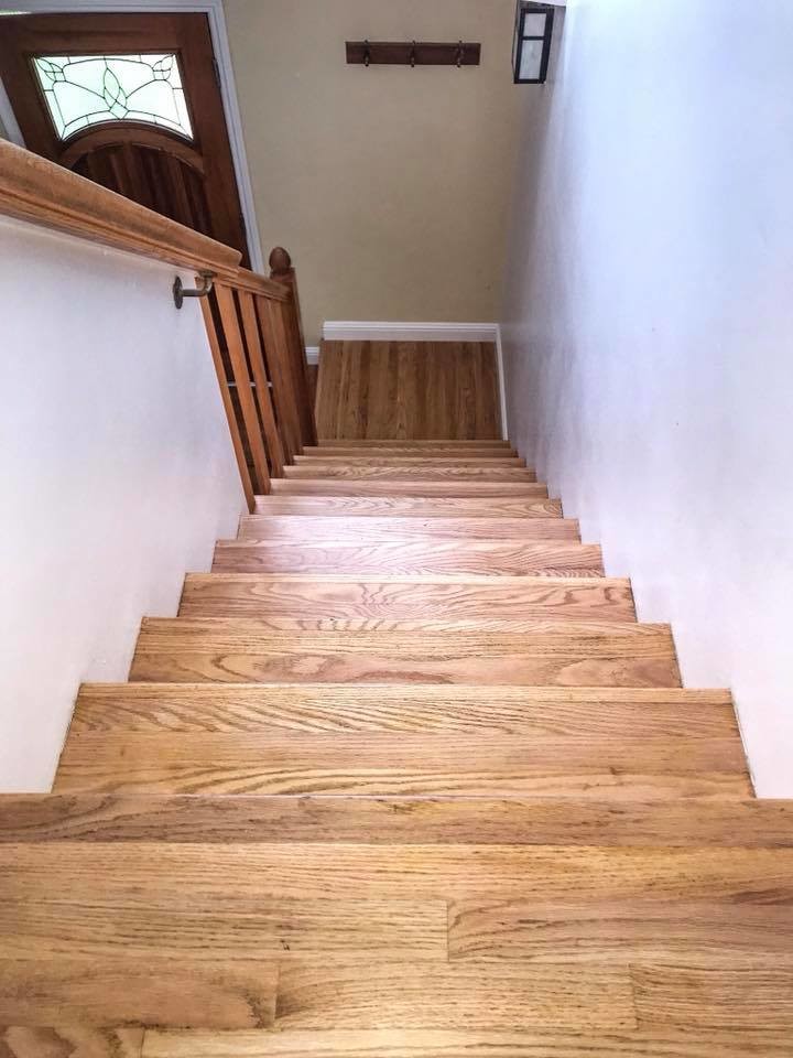 Imagen de escalera recta tradicional renovada grande con escalones de madera, contrahuellas de madera y barandilla de madera