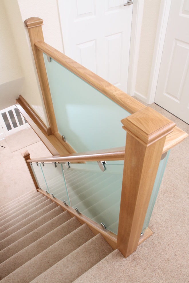 Inspiration för en rak trappa, med heltäckningsmatta, sättsteg med heltäckningsmatta och räcke i glas