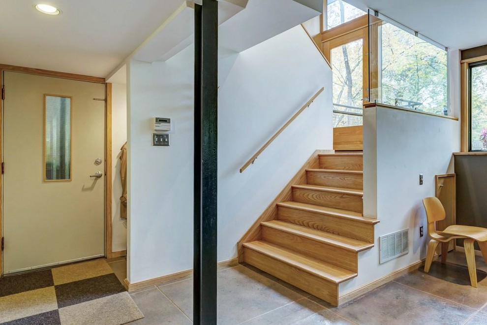 セントルイスにあるミッドセンチュリースタイルのおしゃれな折り返し階段 (木の蹴込み板、木材の手すり) の写真