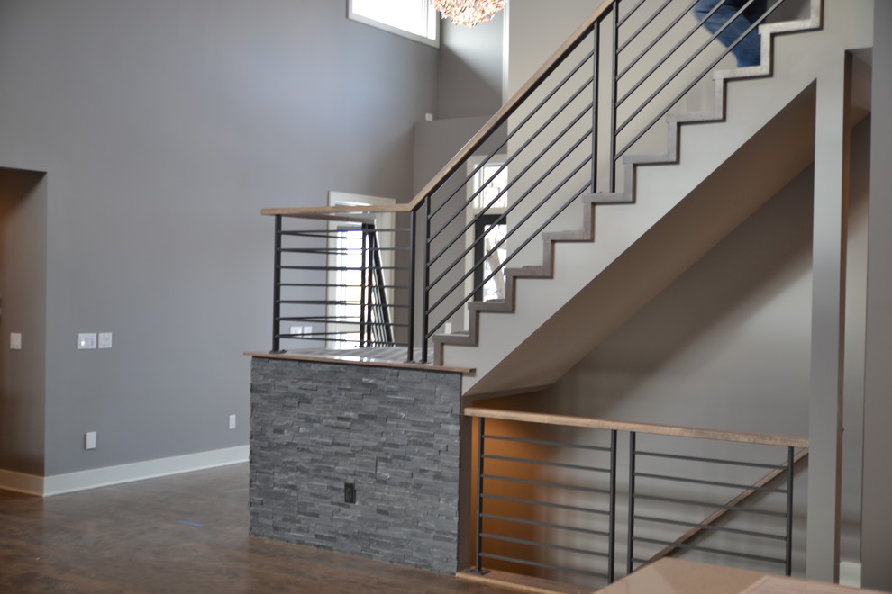 Источник вдохновения для домашнего уюта: угловая лестница среднего размера в современном стиле с ступенями с ковровым покрытием, ковровыми подступенками и металлическими перилами