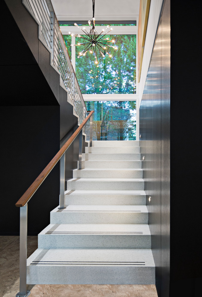 Свежая идея для дизайна: п-образная бетонная лестница среднего размера в стиле ретро с бетонными ступенями и перилами из смешанных материалов - отличное фото интерьера