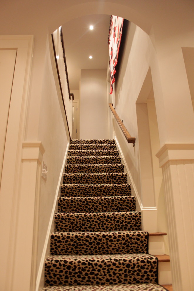 Imagen de escalera recta clásica de tamaño medio con escalones enmoquetados, contrahuellas enmoquetadas y barandilla de madera