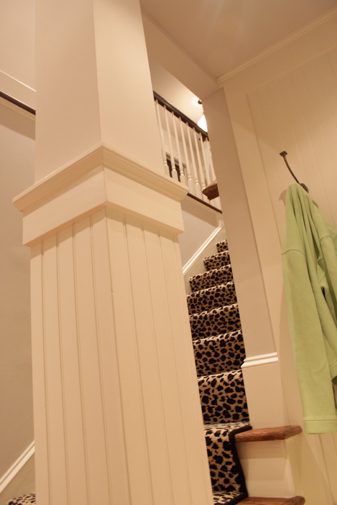 Aménagement d'un escalier droit classique de taille moyenne avec des marches en moquette, des contremarches en moquette et un garde-corps en bois.