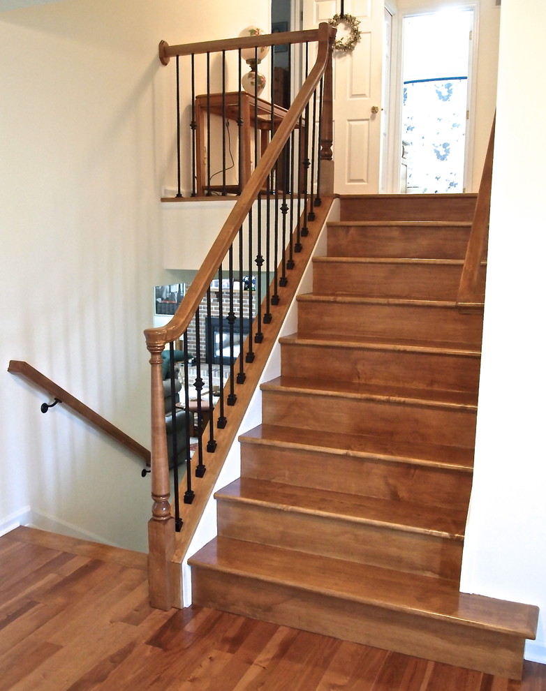 Imagen de escalera en U tradicional de tamaño medio con escalones de madera y contrahuellas de madera