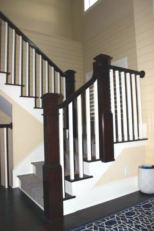 Aménagement d'un escalier classique avec des marches en bois et des contremarches en bois.