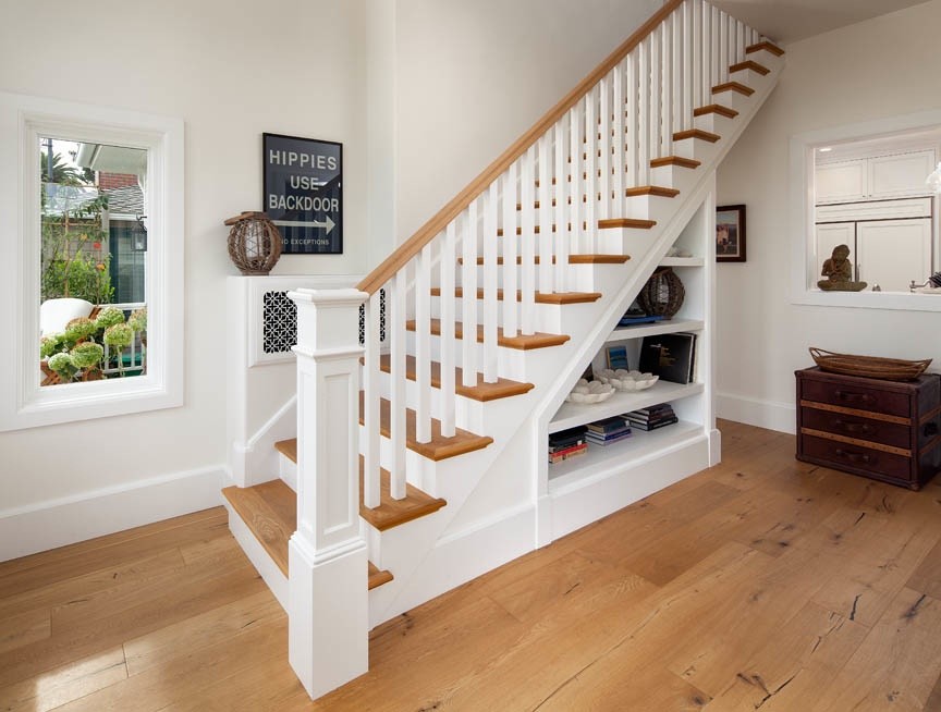 Modelo de escalera recta marinera de tamaño medio con escalones de madera y contrahuellas de madera pintada