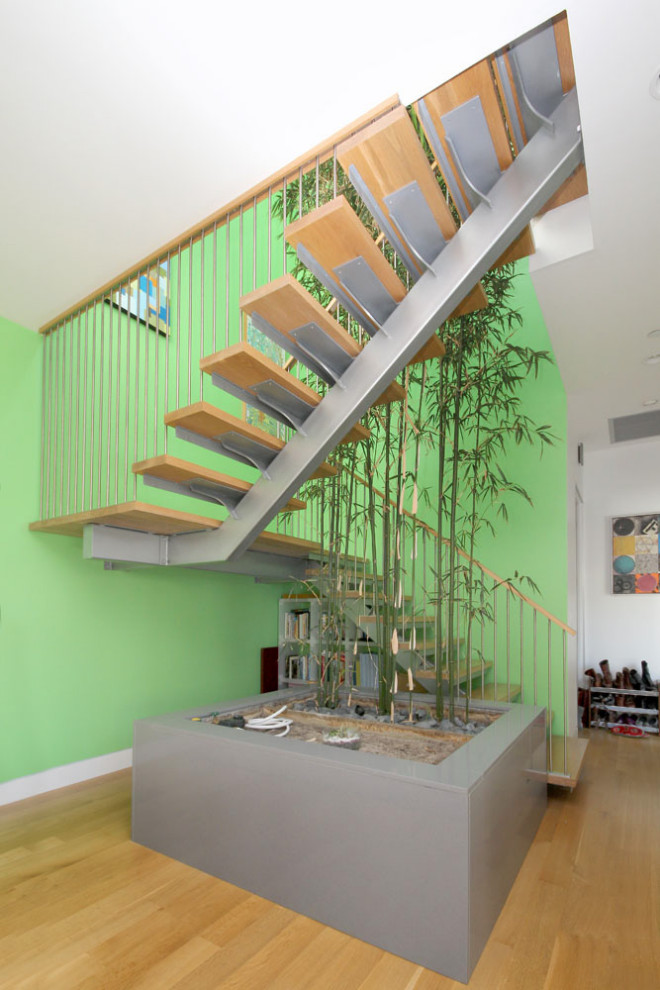 Imagen de escalera suspendida bohemia sin contrahuella con escalones de madera y barandilla de metal