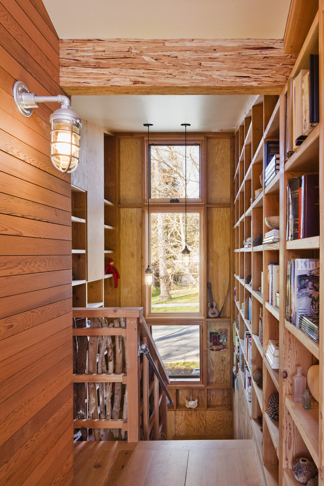 На фото: п-образная деревянная лестница среднего размера в стиле рустика с деревянными ступенями и деревянными перилами с