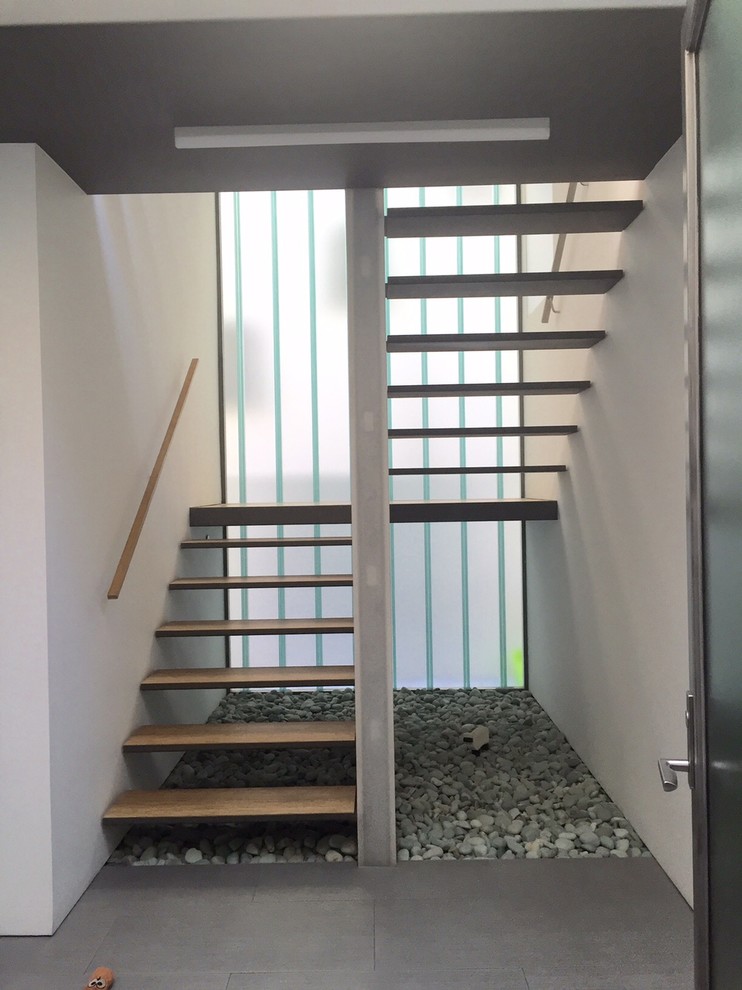 Cette photo montre un petit escalier sans contremarche tendance en U avec des marches en bois.
