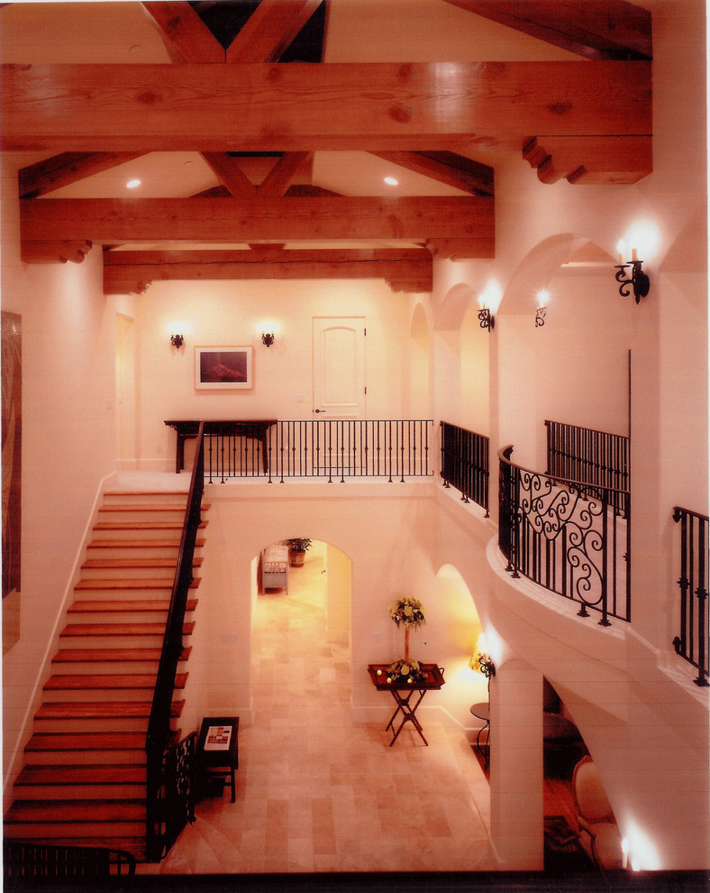 Источник вдохновения для домашнего уюта: огромная прямая лестница в средиземноморском стиле с деревянными ступенями и крашенными деревянными подступенками