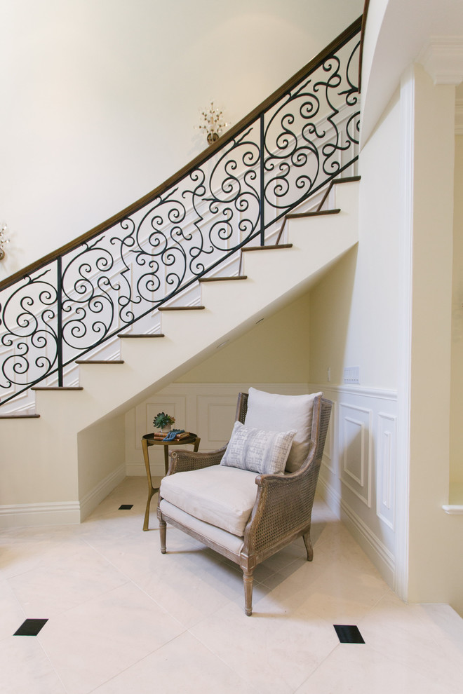 Inspiration pour un grand escalier peint droit chalet avec des marches en bois et un garde-corps en matériaux mixtes.