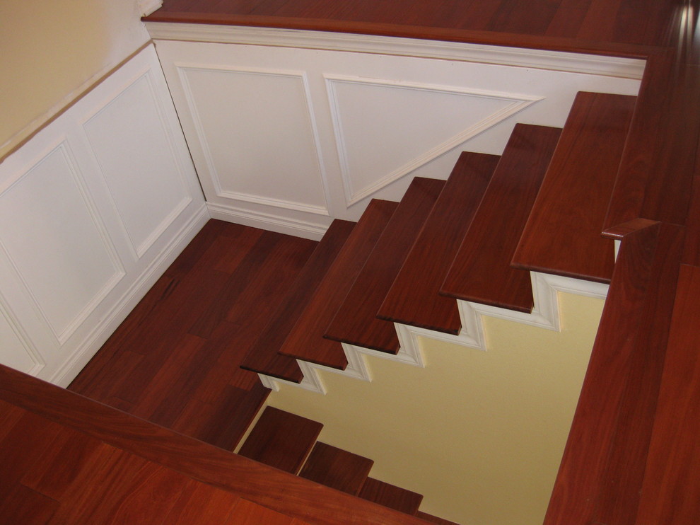 Foto de escalera clásica de tamaño medio con escalones de madera y contrahuellas de madera