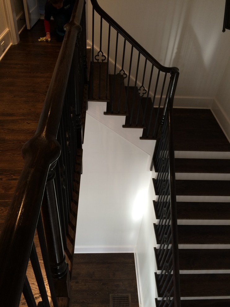 Aménagement d'un escalier classique en L de taille moyenne avec des marches en bois et des contremarches en bois.