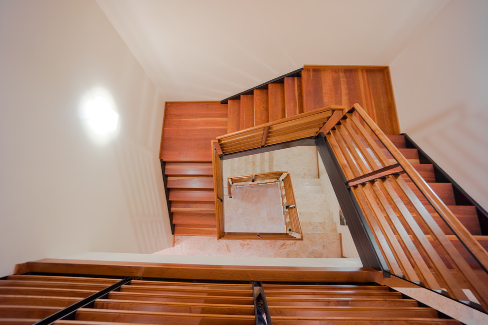 タンパにある高級な広いミッドセンチュリースタイルのおしゃれな階段の写真