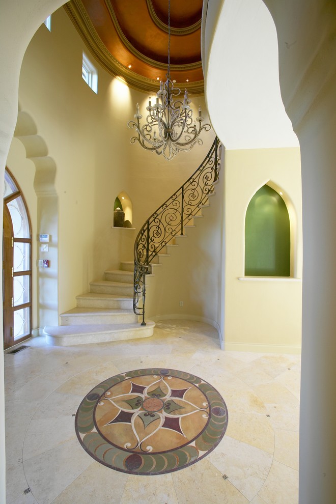 Пример оригинального дизайна: изогнутая лестница в средиземноморском стиле