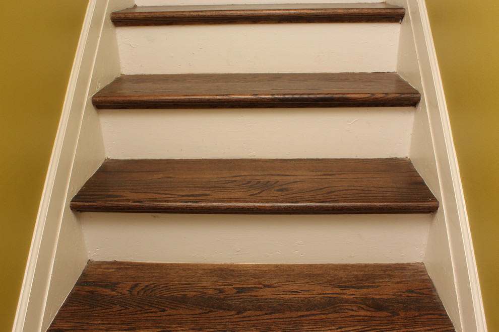 Idée de décoration pour un escalier peint droit sud-ouest américain de taille moyenne avec des marches en bois.