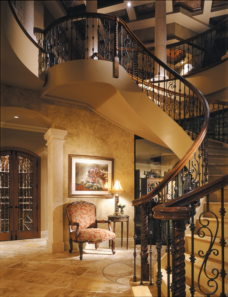 Стильный дизайн: огромная изогнутая деревянная лестница в средиземноморском стиле с деревянными ступенями - последний тренд
