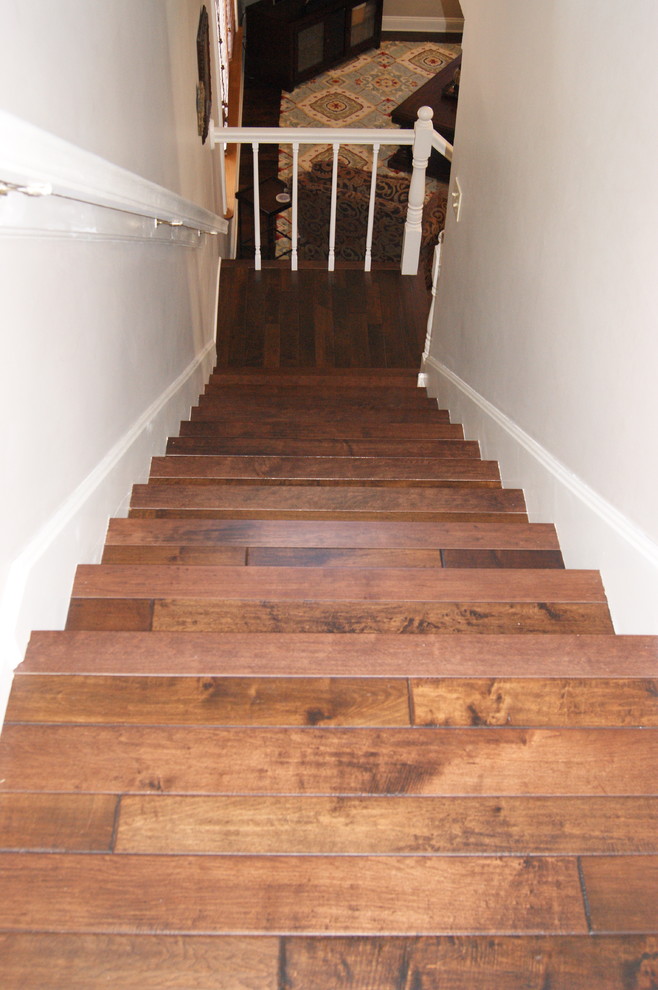 Idéer för att renovera en mellanstor vintage l-trappa i trä, med sättsteg i målat trä