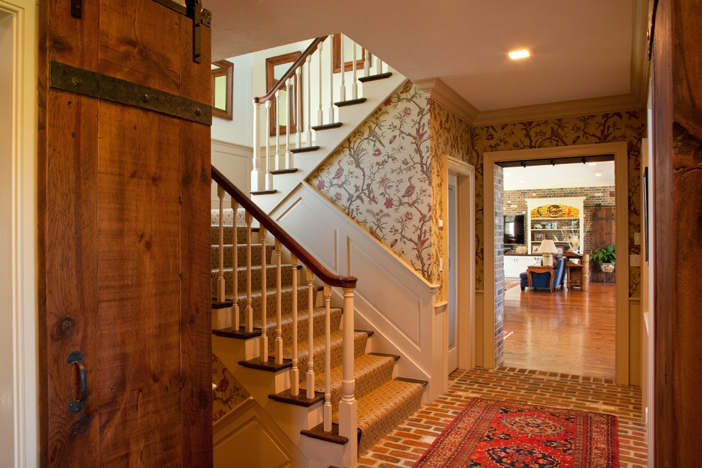 На фото: п-образная лестница в стиле кантри с деревянными ступенями и крашенными деревянными подступенками с