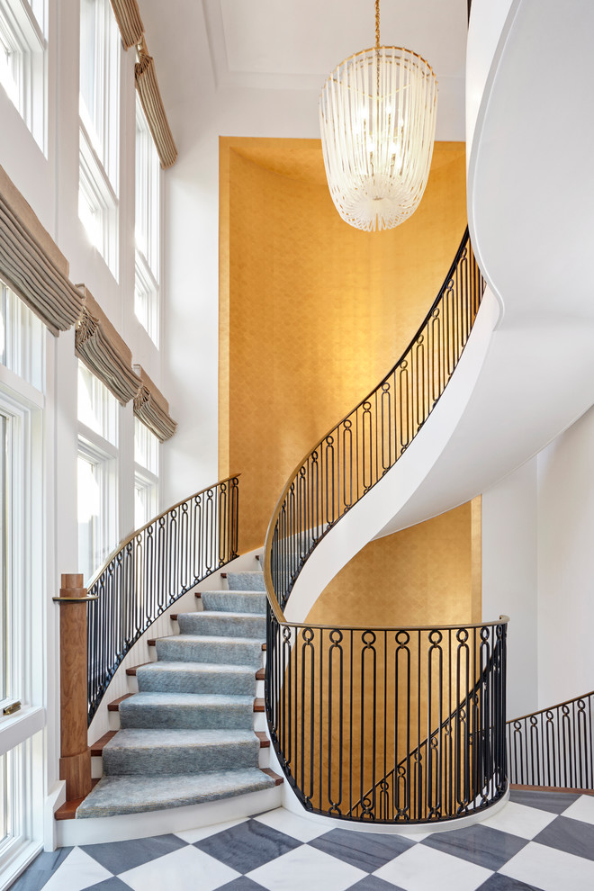 Свежая идея для дизайна: изогнутая лестница в стиле неоклассика (современная классика) с деревянными ступенями, крашенными деревянными подступенками и металлическими перилами - отличное фото интерьера