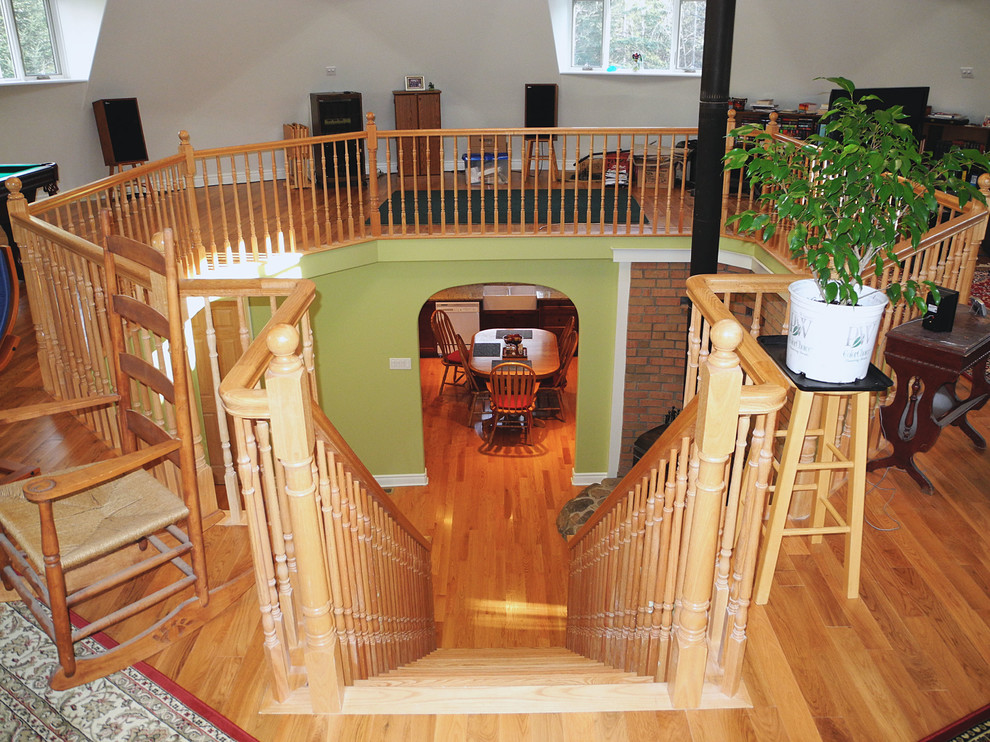 Diseño de escalera recta moderna grande con escalones de madera y contrahuellas de madera