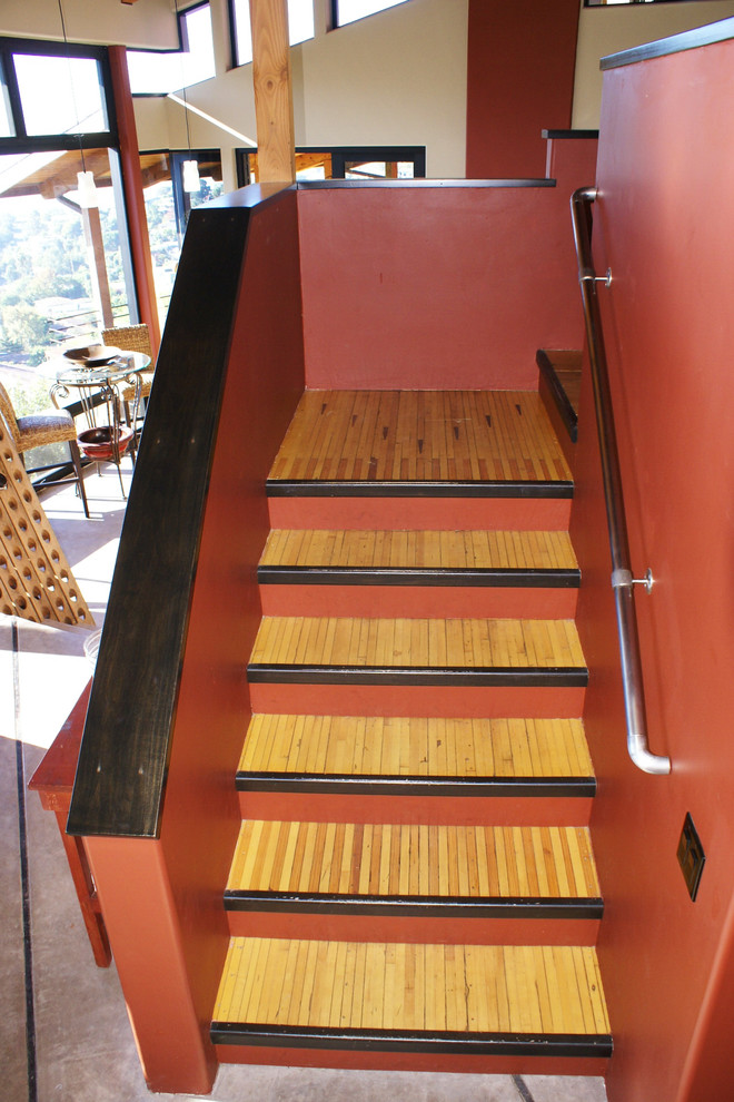 Mittelgroße Moderne Holztreppe in L-Form mit gebeizten Holz-Setzstufen und Stahlgeländer in Orange County