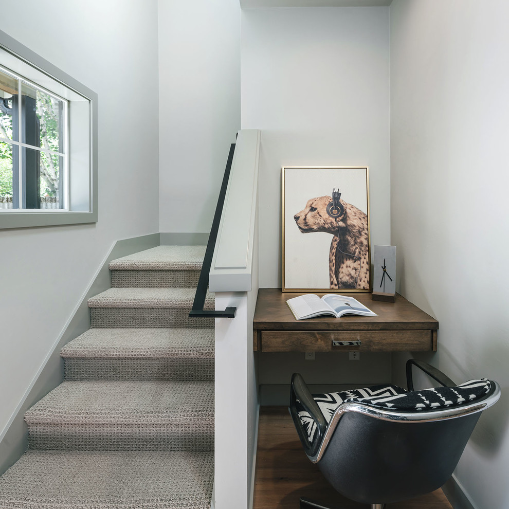 Идея дизайна: маленькая п-образная лестница в стиле неоклассика (современная классика) с ступенями с ковровым покрытием, ковровыми подступенками и металлическими перилами для на участке и в саду