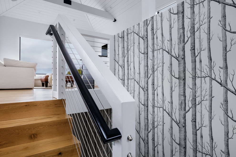 Стильный дизайн: п-образная деревянная лестница среднего размера в скандинавском стиле с деревянными ступенями и перилами из тросов - последний тренд