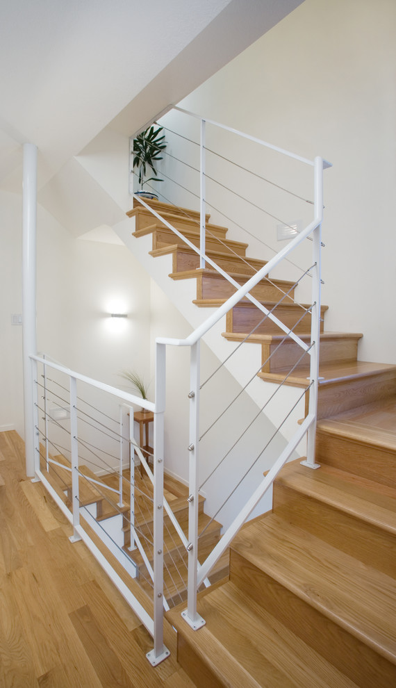 Diseño de escalera actual con contrahuellas de madera y escalones de madera