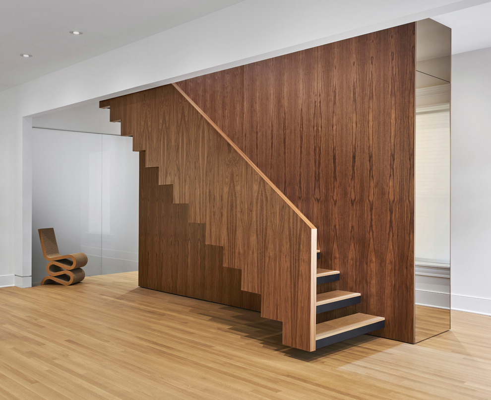 Diseño de escalera suspendida moderna sin contrahuella con escalones de madera y barandilla de madera