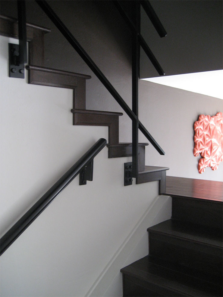 Inspiration pour un petit escalier minimaliste en U avec des marches en bois et des contremarches en bois.
