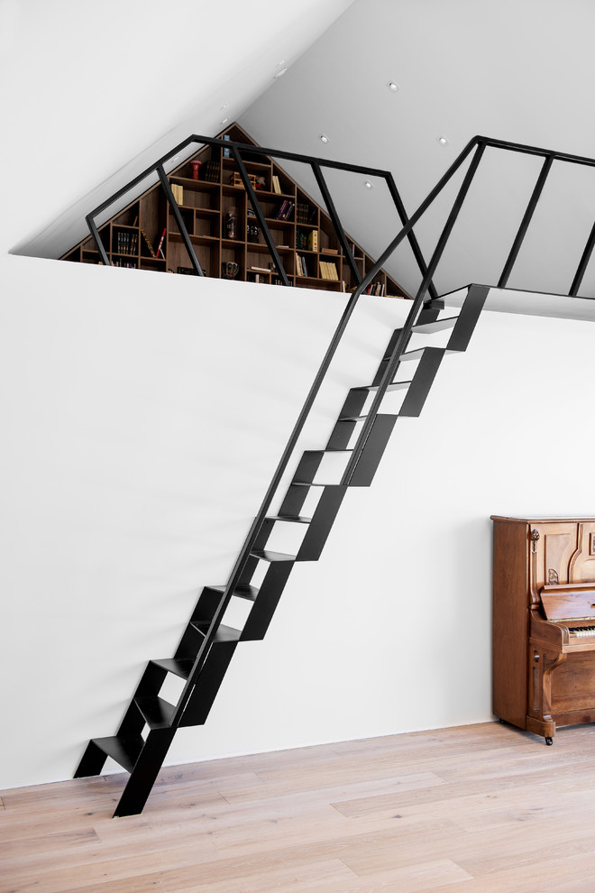 Cette photo montre un escalier sans contremarche droit scandinave avec des marches en métal.