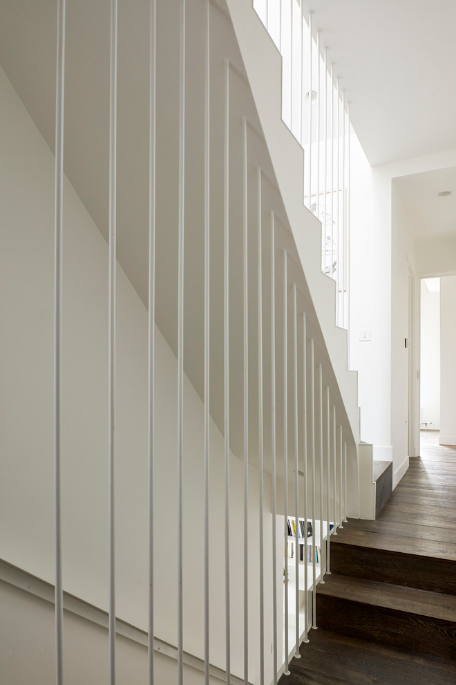 Cette photo montre un grand escalier droit tendance avec des marches en bois et des contremarches en bois.