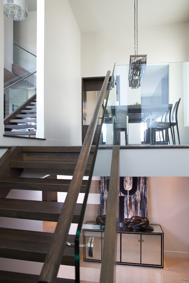 На фото: большая угловая лестница в современном стиле с деревянными ступенями без подступенок с