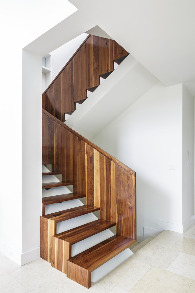 Свежая идея для дизайна: лестница в стиле модернизм без подступенок - отличное фото интерьера