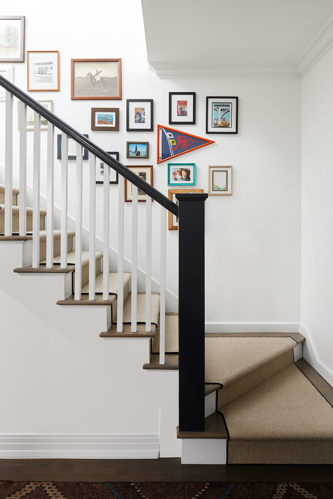 Свежая идея для дизайна: угловая лестница среднего размера в стиле неоклассика (современная классика) с деревянными ступенями, деревянными перилами и крашенными деревянными подступенками - отличное фото интерьера