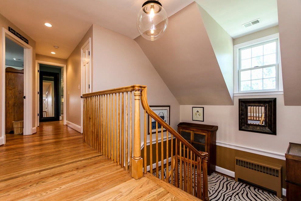 Medium sized traditional wood l-shaped staircase in Baltimore with wood risers.