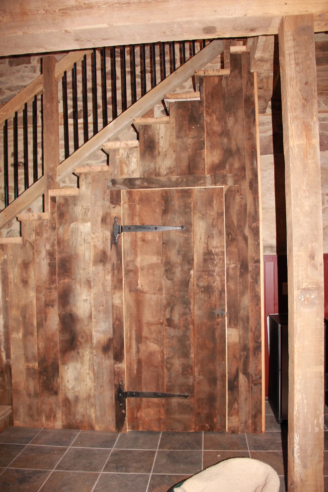 Immagine di una scala a rampa dritta country di medie dimensioni con pedata in legno e alzata in legno