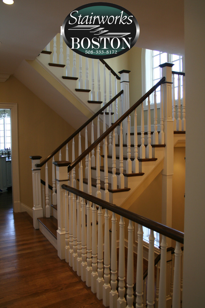 Стильный дизайн: п-образная лестница среднего размера в классическом стиле с деревянными ступенями и крашенными деревянными подступенками - последний тренд