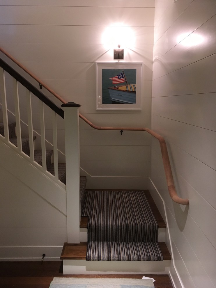 Diseño de escalera en L marinera de tamaño medio con escalones enmoquetados, contrahuellas enmoquetadas y barandilla de madera